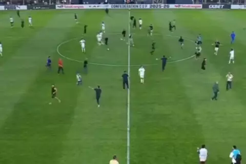 منافس الزمالك.. شغب واقتحام جماهيري يعطل انطلاق قمة أولمبيك آسفي واتحاد العاصمة